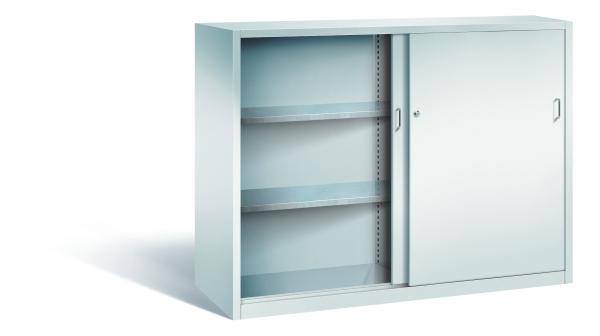Lichtgrauer Schiebetürenschrank mit Zylinderschloss. Die linke Tür ist geöffnet, die rechte geschlossen. Höhenverstellbarer Boden für flexible Lagerung. Das Produkt steht vor einem weißen Hintergrund.