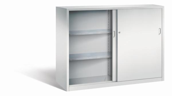 Lichtgrauer Schiebetürenschrank mit Zylinderschloss. Die linke Tür ist geöffnet, die rechte geschlossen. Höhenverstellbarer Boden für flexible Lagerung. Das Produkt steht vor einem weißen Hintergrund.
