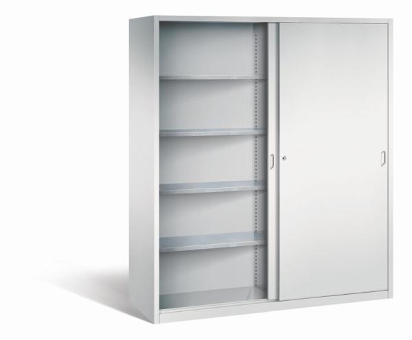 Lichtgrauer Schiebetürenschrank mit Zylinderschloss. Die linke Tür ist geöffnet, die rechte geschlossen. Höhenverstellbarer Boden für flexible Lagerung. Das Produkt steht vor einem weißen Hintergrund.