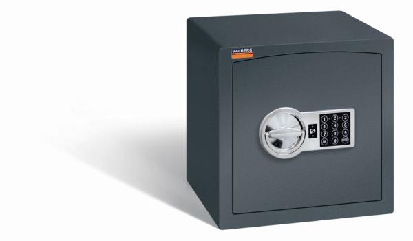 Ein graphitgrauer Möbeltresor mit einem elektronischen Schloss. Die Tür ist geschlossen. Der Tresor steht vor einem weißen Hintergrund.