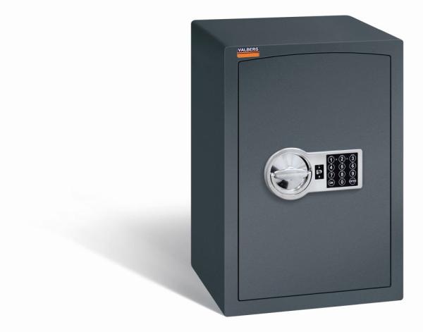 Ein graphitgrauer Möbeltresor mit einem elektronischen Schloss. Die Tür ist geschlossen. Der Tresor steht vor einem weißen Hintergrund.