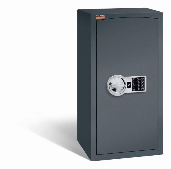 Ein graphitgrauer Möbeltresor mit einem elektronischen Schloss. Die Tür ist geschlossen. Der Tresor steht vor einem weißen Hintergrund.