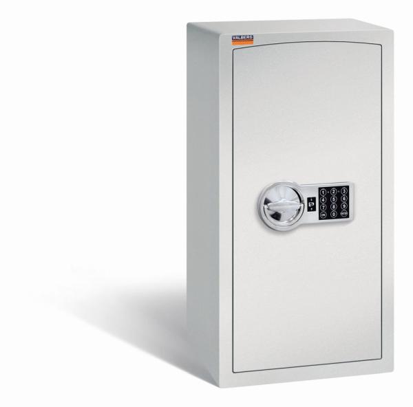 Ein lichtgrauer Möbeltresor mit einem elektronischen Schloss. Die Tür ist geschlossen. Der Tresor steht vor einem weißen Hintergrund.