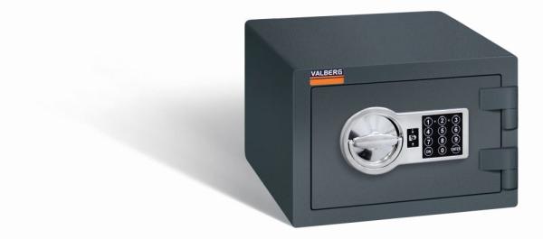 Ein graphitgrauer Möbeltresor mit einem elektronischen Schloss. Die Tür ist geschlossen. Der Tresor steht vor einem weißen Hintergrund.