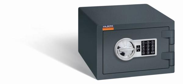 Ein graphitgrauer Möbeltresor mit einem elektronischen Schloss. Die Tür ist geschlossen. Der Tresor steht vor einem weißen Hintergrund.