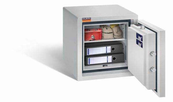 Ein lichtgrauer Möbeltresor mit einer geöffneten Tür. Im Innenraum befindet sich zwei schwarze Aktenordner, zwei Geldbeutel und eine Kassenbox. Das Produkt steht vor einem weißen Hintergrund.
