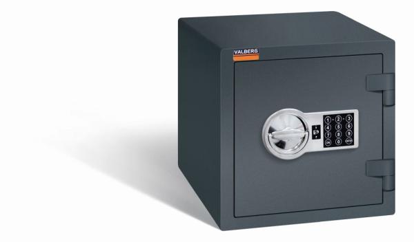 Ein graphitgrauer Möbeltresor mit einem elektronischen Schloss. Die Türen sind geschlossen. Der Tresor steht vor einem weißen Hintergrund.