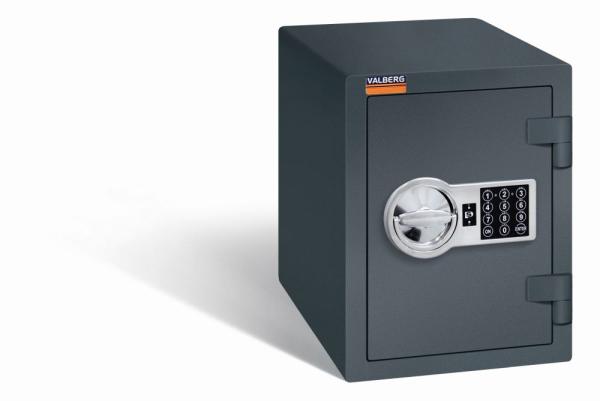 Ein graphitgrauer Möbeltresor mit einem elektronischen Schloss. Die Tür ist geschlossen. Der Tresor steht vor einem weißen Hintergrund.