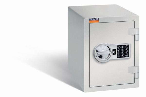 Ein lichtgrauer Möbeltresor mit einem elektronischen Schloss. Die Tür ist geschlossen. Der Tresor steht vor einem weißen Hintergrund.