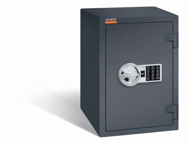 Ein graphitgrauer Möbeltresor mit einem elektronischen Schloss. Die Tür ist geschlossen. Der Tresor steht vor einem weißen Hintergrund.