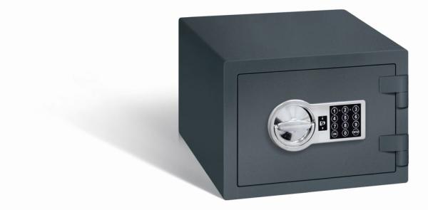 Ein graphitgrauer Möbeltresor mit einem elektronischen Schloss. Die Tür ist geschlossen. Der Tresor steht vor einem weißen Hintergrund.