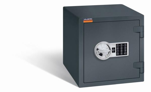 Ein graphitgrauer Möbeltresor mit einem elektronischen Schloss. Die Tür ist geschlossen. Der Tresor steht vor einem weißen Hintergrund.