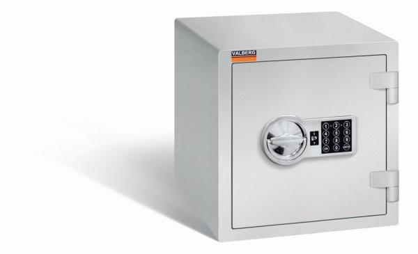 Ein lichtgrauer Möbeltresor mit einem elektronischen Schloss. Die Tür ist geschlossen. Der Tresor steht vor einem weißen Hintergrund.