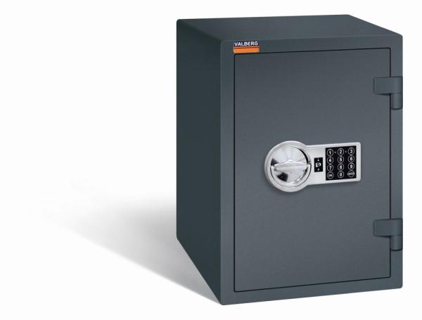Ein graphitgrauer Möbeltresor mit einem elektronischen Schloss. Die Tür ist geschlossen. Der Tresor steht vor einem weißen Hintergrund.