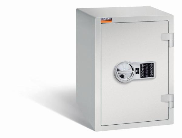 Ein lichtgrauer Möbeltresor mit einem elektronischen Schloss. Die Tür ist geschlossen. Der Tresor steht vor einem weißen Hintergrund.