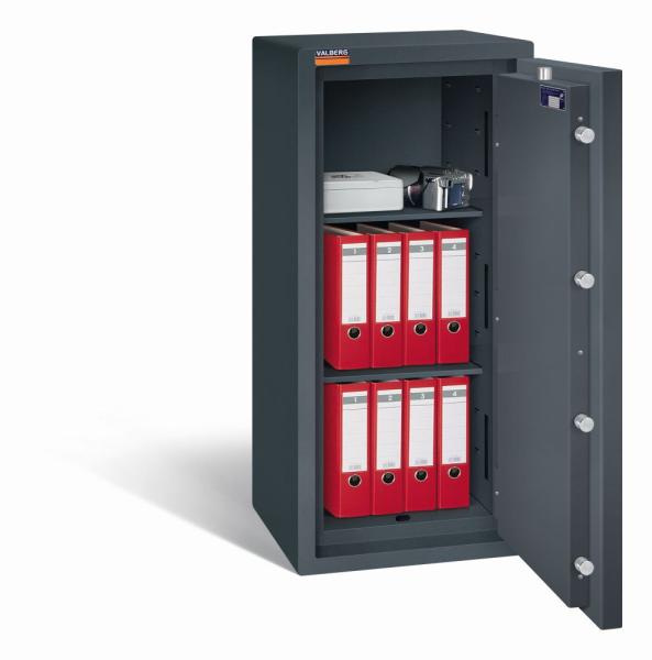 Ein graphitgrauer Möbeltresor mit einer geöffneten Tür. Im Innenraum befindet sich zwei Reihen rote Aktenordner, eine Kassenbox und eine Kamera. Das Produkt steht vor einem weißen Hintergrund.