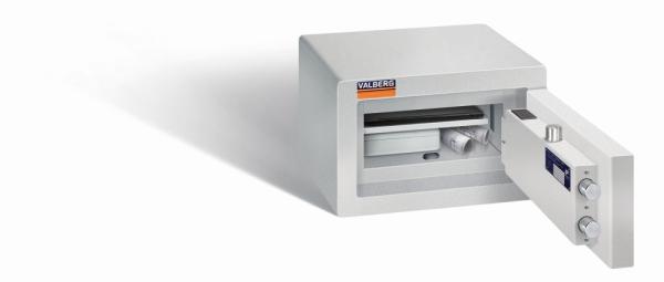 Ein lichtgrauer Möbeltresor mit einer geöffneten Tür. Im Innenraum befindet sich ein Laptop, eine Kassenbox und zwei Baupläne. Das Produkt steht vor einem weißen Hintergrund.