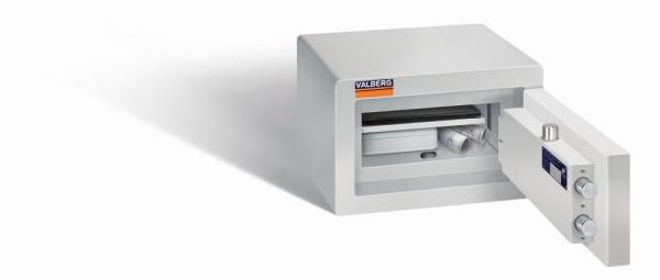 Ein lichtgrauer Möbeltresor mit einer geöffneten Tür. Im Innenraum befindet sich ein Laptop, eine Kassenbox und zwei Baupläne. Das Produkt steht vor einem weißen Hintergrund.