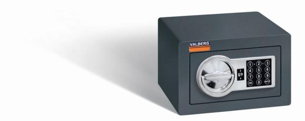 Ein graphitgrauer Möbeltresor mit einem elektronischen Schloss. Die Tür ist geschlossen. Der Tresor steht vor einem weißen Hintergrund.