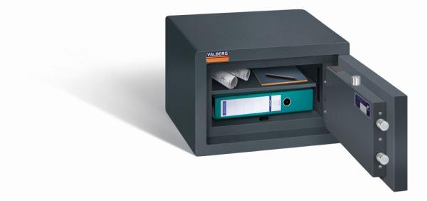 Ein graphitgrauer Möbeltresor mit einer geöffneten Tür. Im Innenraum befindet sich ein grüner Aktenordner, ein Laptop und zwei Baupläne. Das Produkt steht vor einem weißen Hintergrund.