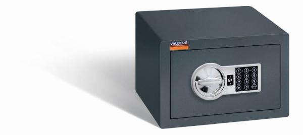 Ein graphitgrauer Möbeltresor mit einem elektronischen Schloss. Die Tür ist geschlossen. Der Tresor steht vor einem weißen Hintergrund.