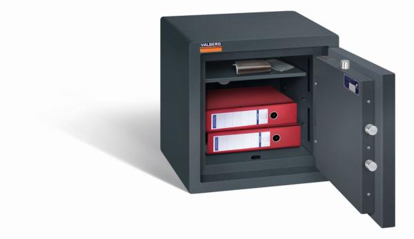Ein graphitgrauer Möbeltresor mit einer geöffneten Tür. Im Innenraum befindet sich zwei rote Aktenordner, ein Handy und ein Portemonnaie. Das Produkt steht vor einem weißen Hintergrund.