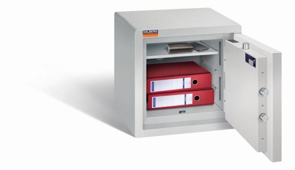 Ein lichtgrauer Möbeltresor mit einer geöffneten Tür. Im Innenraum befindet sich zwei  rote Aktenordner, ein Handy und ein Portemonnaie. Das Produkt steht vor einem weißen Hintergrund.