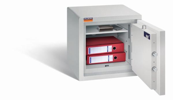 Ein lichtgrauer Möbeltresor mit einer geöffneten Tür. Im Innenraum befindet sich zwei rote Aktenordner, ein Handy und ein Portemonnaie. Das Produkt steht vor einem weißen Hintergrund.