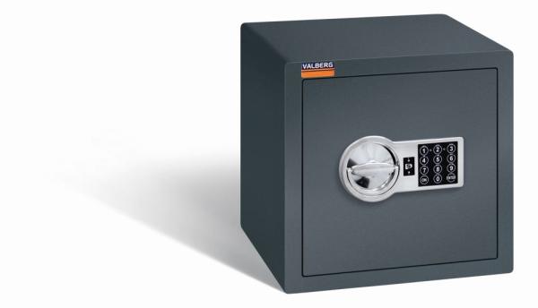 Ein graphitgrauer Möbeltresor mit einem elektronischen Schloss. Die Tür ist geschlossen. Der Tresor steht vor einem weißen Hintergrund.