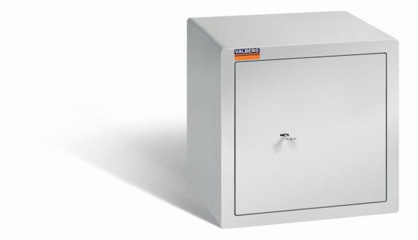 Ein lichtgrauer Möbeltresor mit einem Doppelbart-Sicherheitsschloss. Die Tür ist geschlossen. Der Tresor steht vor einem weißen Hintergrund.