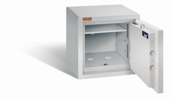 Ein lichtgrauer Möbeltresor mit einer geöffneten Tür. Im Türinnenraum befinden sich eine sichtbare Türverriegelung und ein Zertifikat. Der Innenraum ist leer und verfügt über einen Fachboden. Das Produkt steht vor einem weißen Hintergrund.