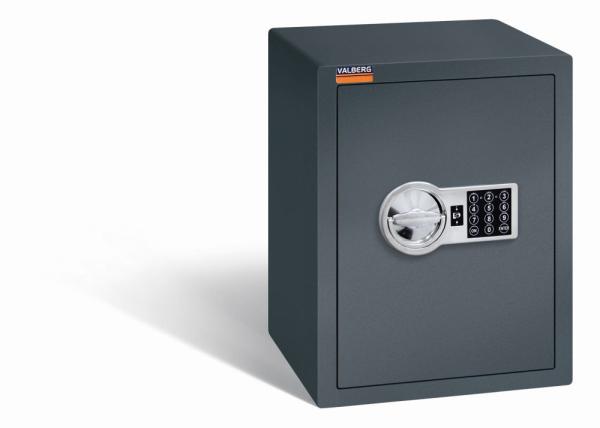 Ein graphitgrauer Möbeltresor mit einem elektronischen Schloss. Die Tür ist geschlossen. Der Tresor steht vor einem weißen Hintergrund.