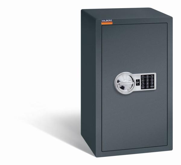 Ein graphitgrauer Möbeltresor mit einem elektronischen Schloss. Die Tür ist geschlossen. Der Tresor steht vor einem weißen Hintergrund.