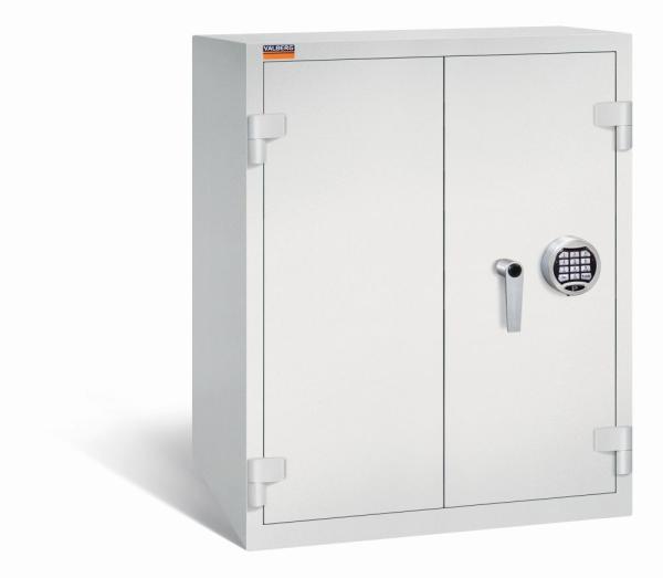 Ein lichtgrauer Aktenlagerschrank mit Elektronischem Schloss und zwei geschlossenen Türen. Der Tresor steht vor einem weißen Hintergrund.