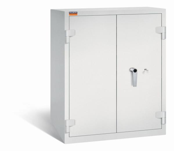 Ein lichtgrauer Aktenlagerschrank mit Doppelbart-Sicherheitsschloss und zwei geschlossenen Türen. Der Tresor steht vor einem weißen Hintergrund.