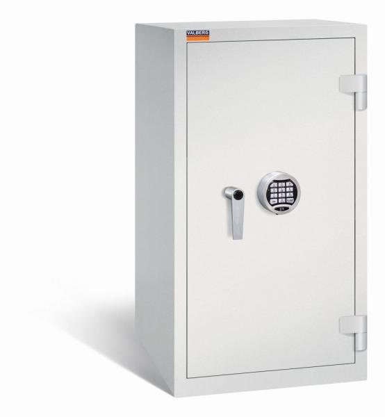 Ein lichtgrauer Aktenlagerschrank mit Elektronischem Schloss und einer geschlossenen Tür. Der Tresor steht vor einem weißen Hintergrund.