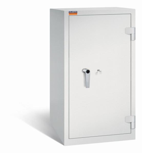 Ein lichtgrauer Aktenlagerschrank mit Doppelbart-Sicherheitsschloss und einer geschlossenen Türe. Der Tresor steht vor einem weißen Hintergrund.