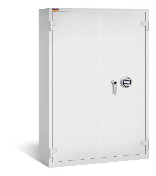 Ein lichtgrauer Aktenlagerschrank mit Elektronischem Schloss und zwei geschlossenen Türen. Der Tresor steht vor einem weißen Hintergrund.
