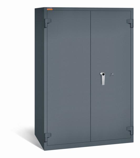 Ein graphitgrauer Aktenlagerschrank mit Doppelbart-Sicherheitsschloss und zwei geschlossenen Türen. Der Tresor steht vor einem weißen Hintergrund.