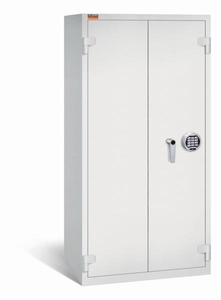 Ein lichtgrauer Aktenlagerschrank mit Elektronischem Schloss und zwei geschlossenen Türen. Der Tresor steht vor einem weißen Hintergrund