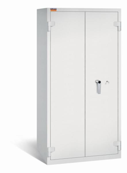 Ein lichtgrauer Aktenlagerschrank mit Doppelbart-Sicherheitsschloss und zwei geschlossenen Türen. Der Tresor steht vor einem weißen Hintergrund.