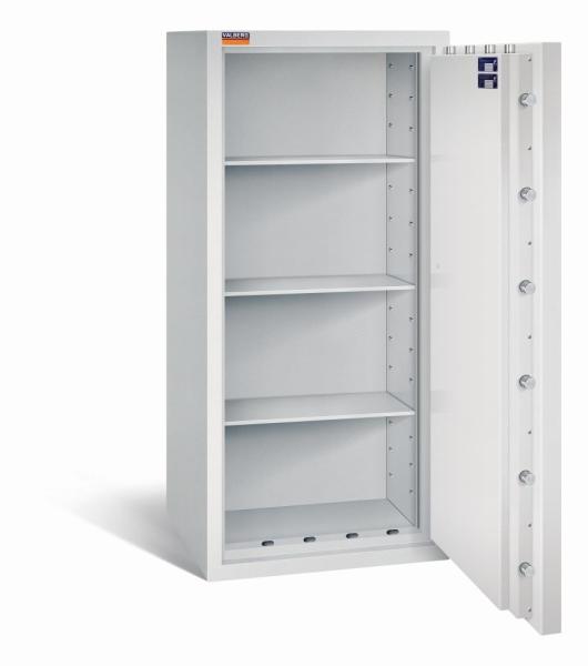 Geöffneter lichtgrauer Wertschutzschrank mit massivem Korpus und offener Tür. Im inneren befinden sich drei höhenverstellbare Fachböden. Der Tresor steht vor einem weißen Hintergrund.