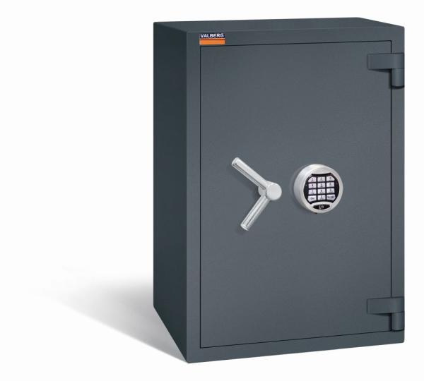 Geschlossener graphitgrauer Wertschutzschrank mit massivem Korpus und geschlossener Tür. Die Tür verfügt über ein Elektronisches Schloss. Der Tresor steht vor einem weißen Hintergrund.
