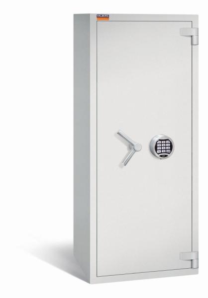 Geschlossener lichtgrauer Wertschutzschrank mit massivem Korpus und geschlossener Tür. Die Tür verfügt über ein Elektronisches Schloss. Der Tresor steht vor einem weißen Hintergrund.
