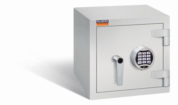Geschlossener lichtgrauer Wertschutzschrank mit massivem Korpus und geschlossener Tür. Die Tür verfügt über ein Elektronisches Schloss. Der Tresor steht vor einem weißen Hintergrund.