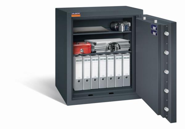 Geöffneter graphitgrauer Wertschutzschrank vor einem weißen Hintergrund mit massivem Korpus und offener Tür. Im inneren befindet sich ein höhenverstellbarer Fachboden mit Ordner, eine Bargeldkassette, eine Kamera und Laptop.
