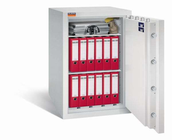 Ein lichtgrauer Wertschutzschrank mit einer geöffneten Tür. Im Innenraum befinden sich zwei Reihen rote Aktenordner, ein Aktenkoffer und ein Geldbeutel. Das Produkt steht vor einem weißen Hintergrund.