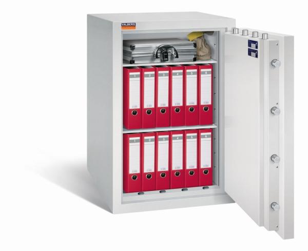 Ein lichtgrauer Wertschutzschrank mit einer geöffneten Tür. Im Innenraum befinden sich zwei Reihen rote Aktenordner, ein Aktenkoffer und ein Geldbeutel. Das Produkt steht vor einem weißen Hintergrund.