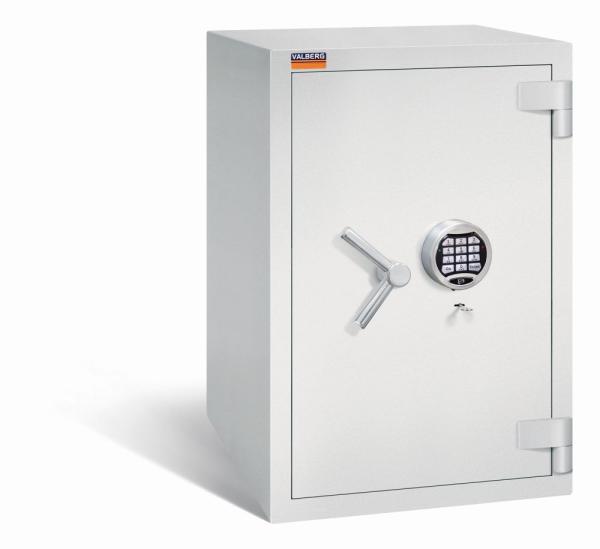 Ein lichtgrauer Wertschutzschrank mit einem Doppelbart-Sicherheitsschloss und einem Elektronischen Schloss. Die Tür ist geschlossen. Das Produkt befindet sich vor einem weißen Hintergrund.