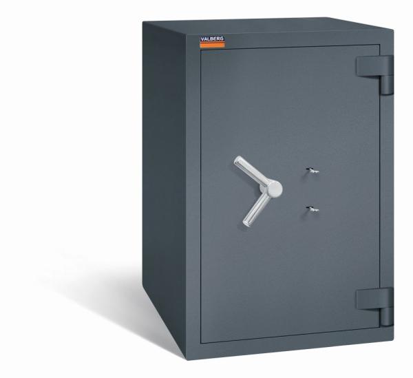 Ein graphitgrauer Wertschutzschrank mit zwei Doppelbart-Sicherheitsschlössern. Die Tür ist geschlossen. Das Produkt befindet sich vor einem weißen Hintergrund